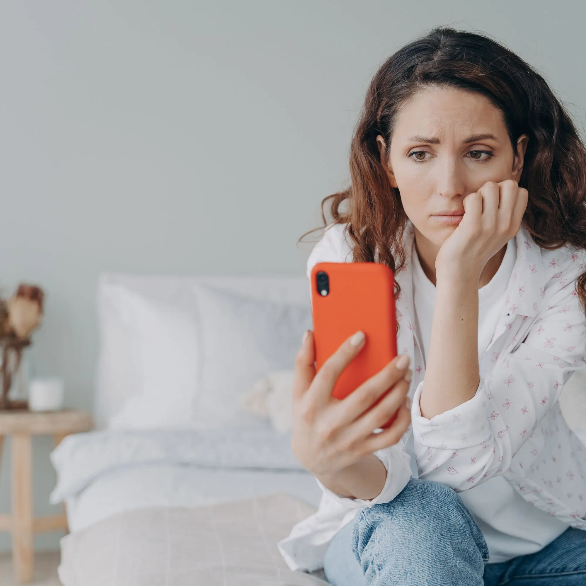 mujer joven preocupada por ansiedad con telefono