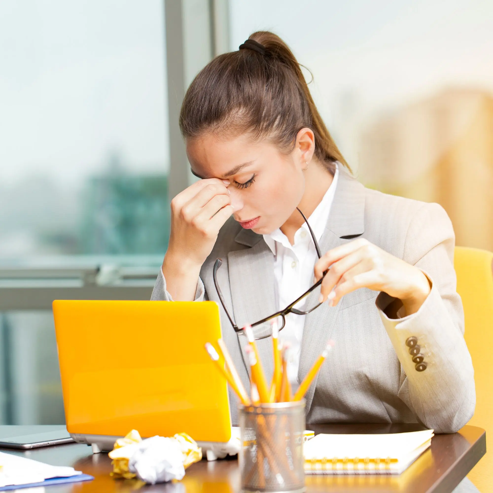 mujer con estrés laboral en la oficina