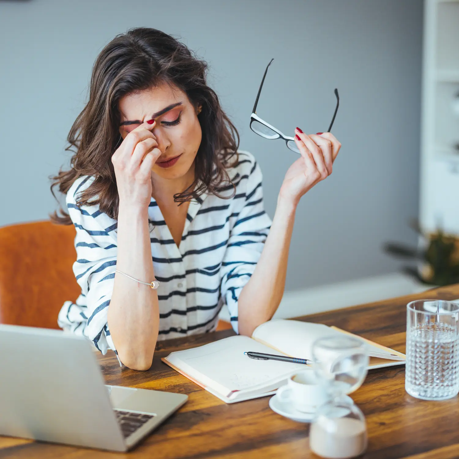 mujer manejando el estrés laboral en la oficina
